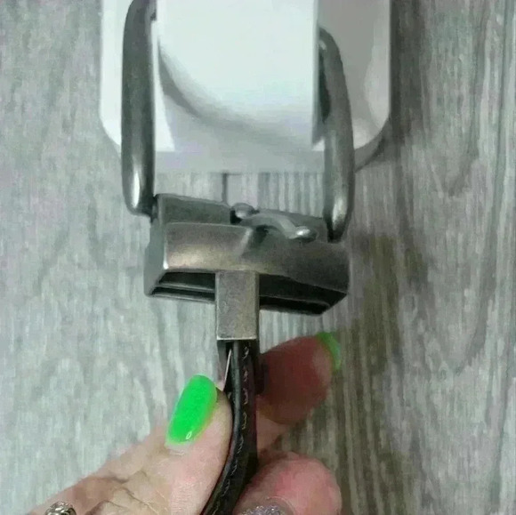 Brown & black belt in one. Metal buckle twist to change belt color preference - Picture 5 of 11